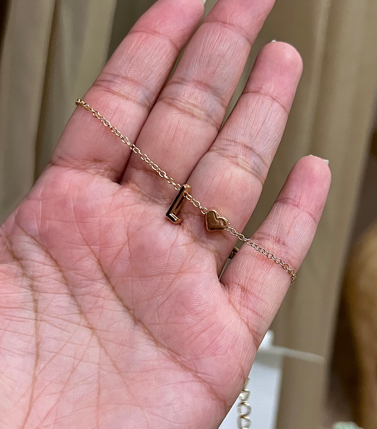 Brazalete Letra “L” & Corazón