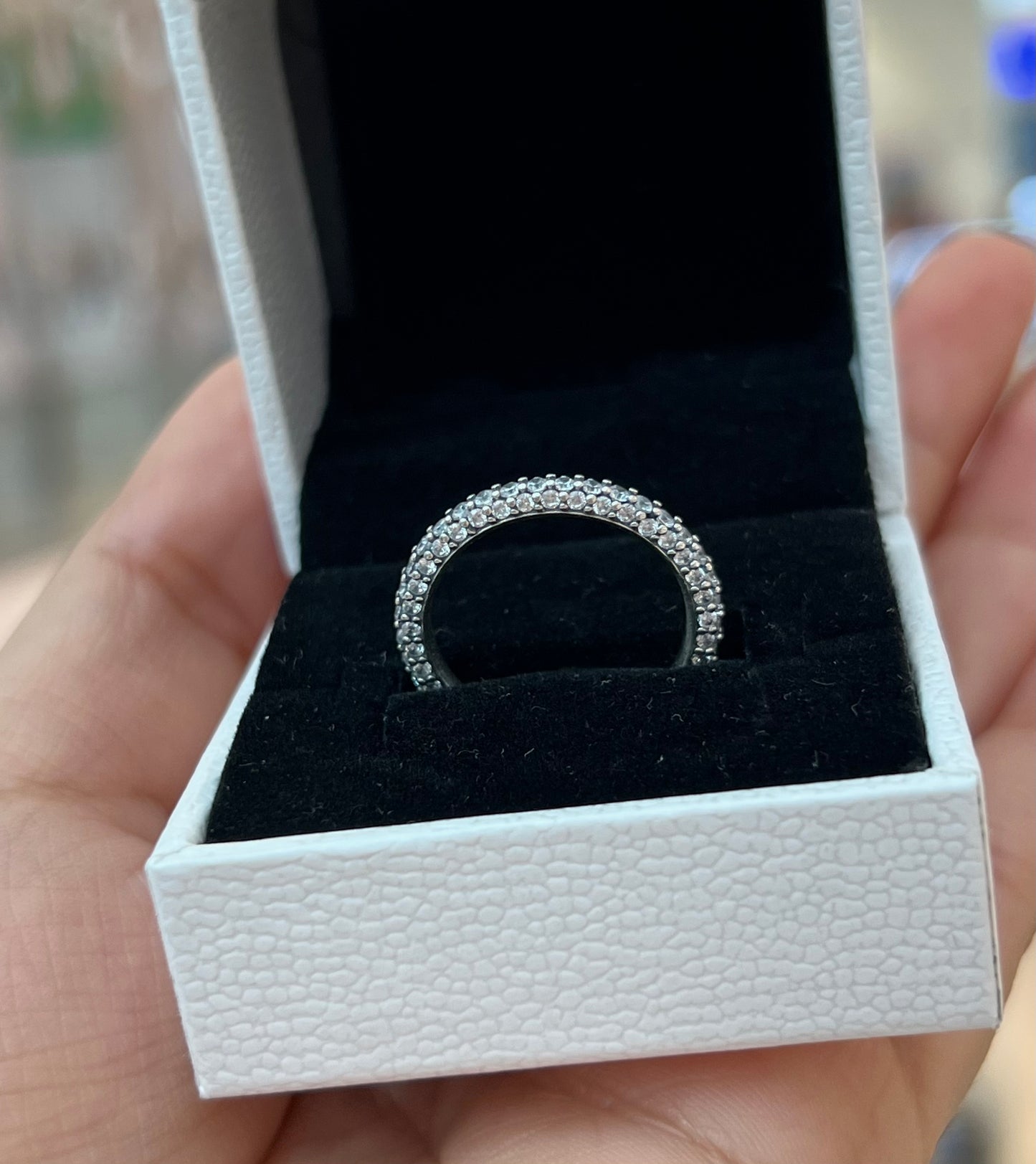 Anillo Banda Brillante en Pavé