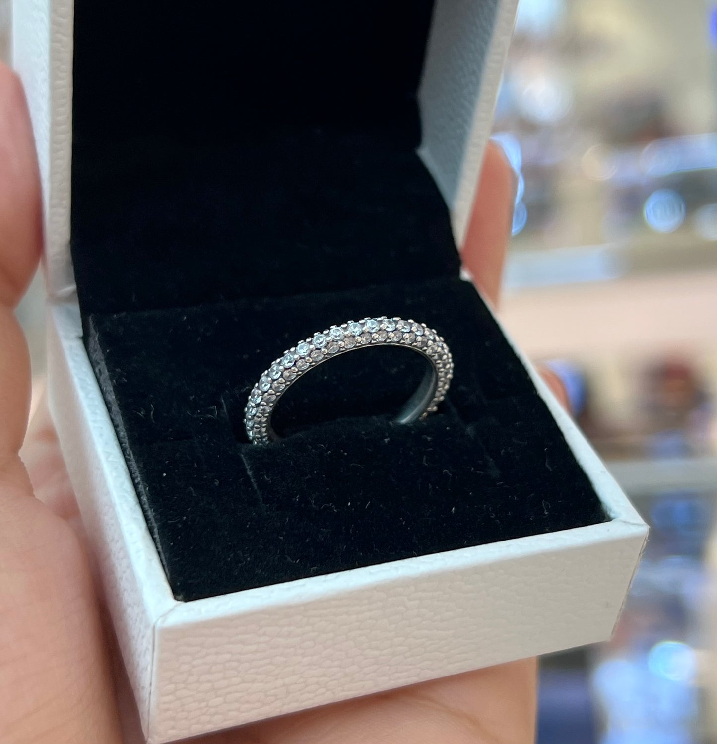 Anillo Banda Brillante en Pavé
