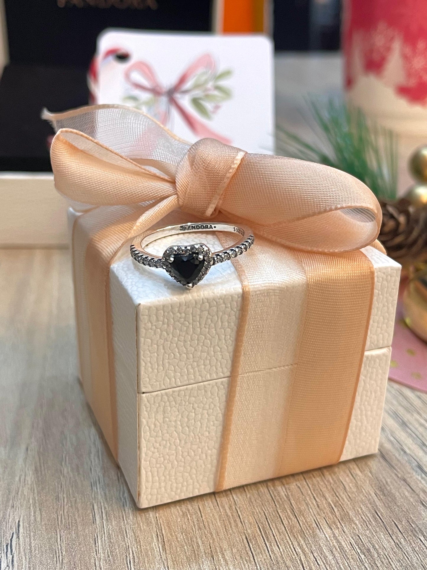 Anillo Corazón en Relieve Negro Elevado