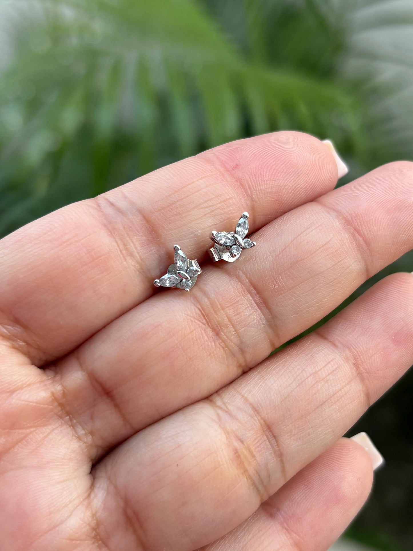 Aretes de Botón Mariposa Brillante