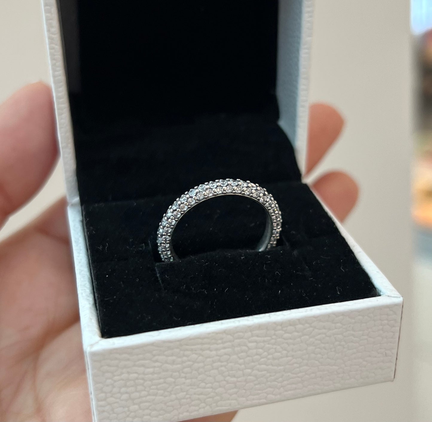Anillo Banda Brillante en Pavé