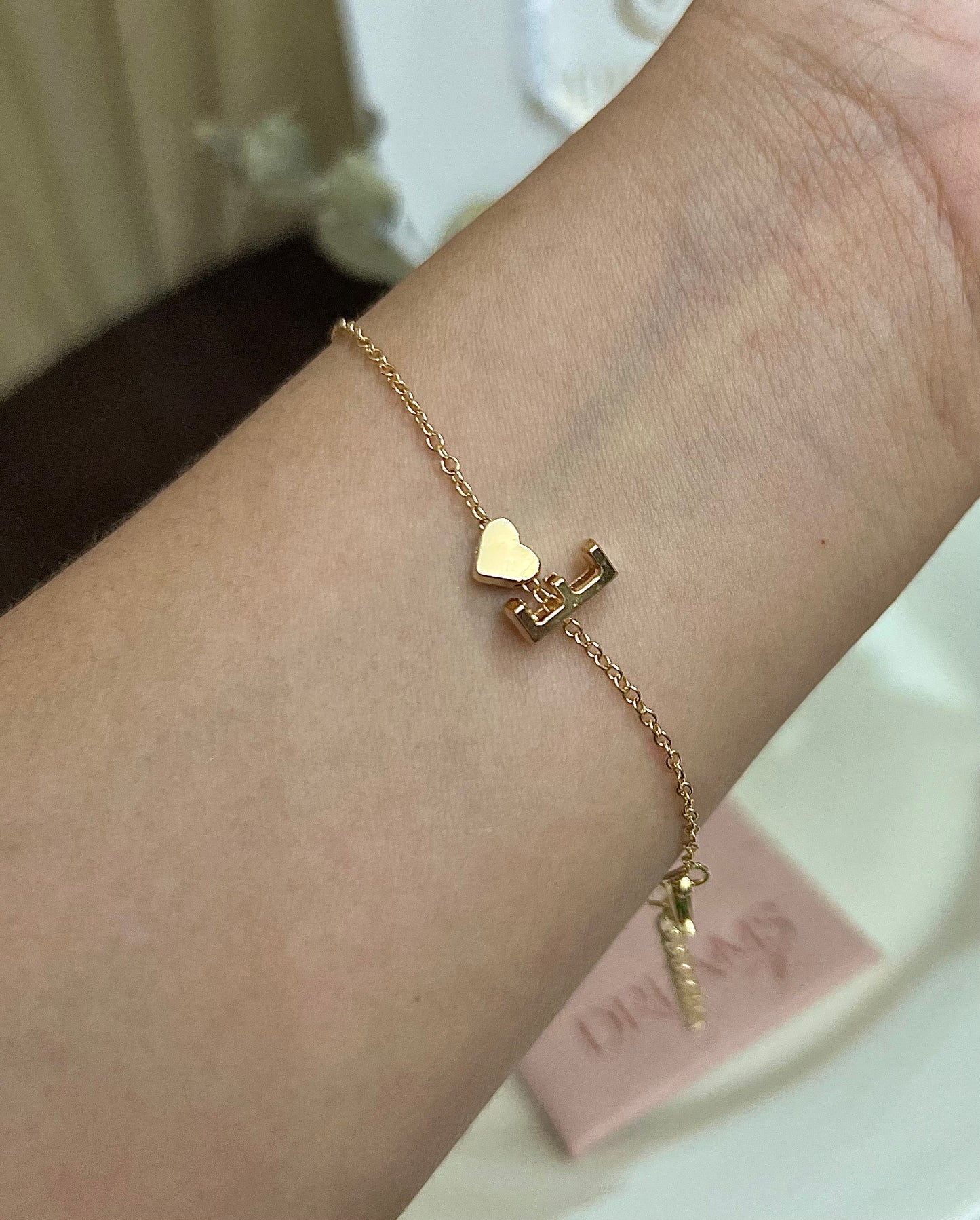 Brazalete Letra “E” & Corazón