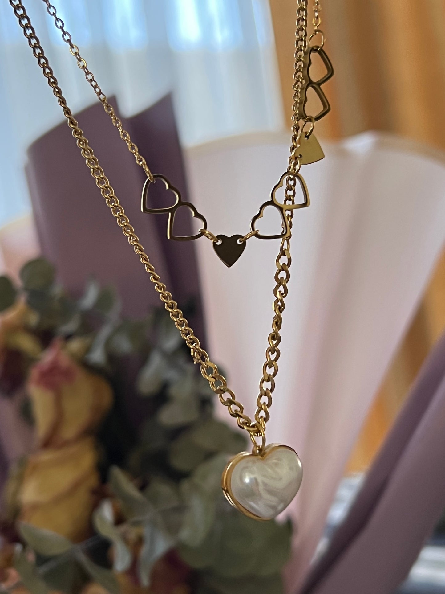 Collar white and gold heart