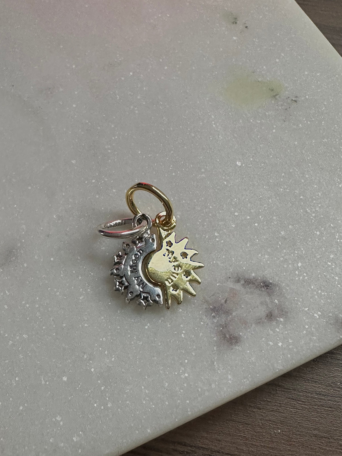 Charm Divisible Sol y Luna
