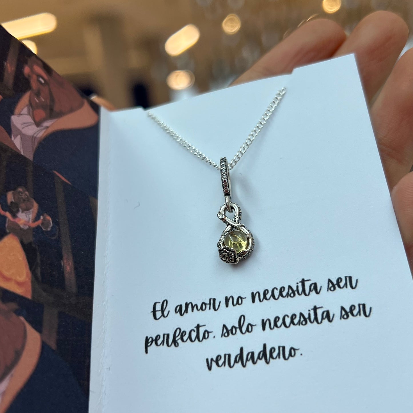 Collar Infinito y Rosa de Bella Disney