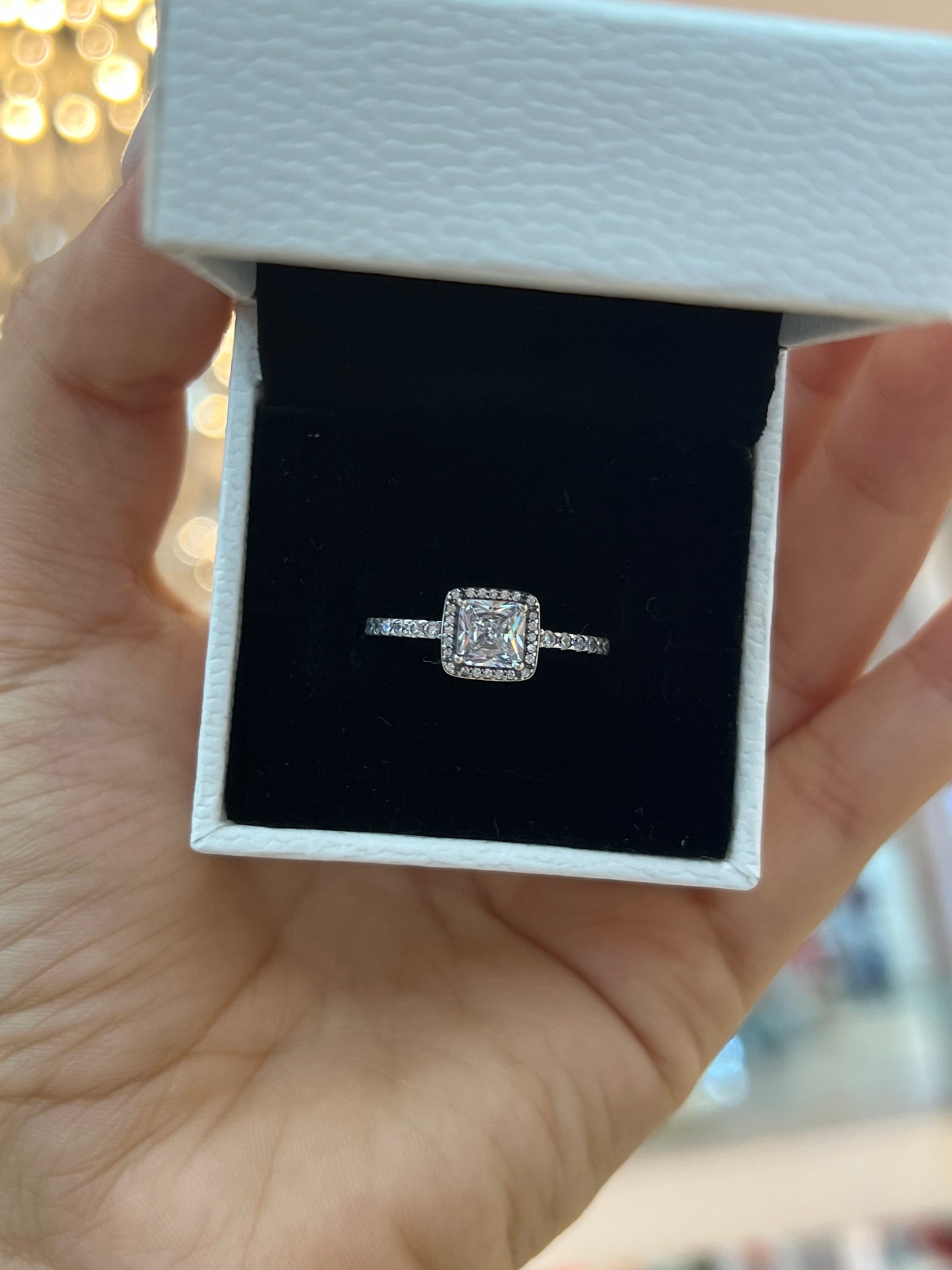 Anillo Halo Brillante Cuadrado Plateado