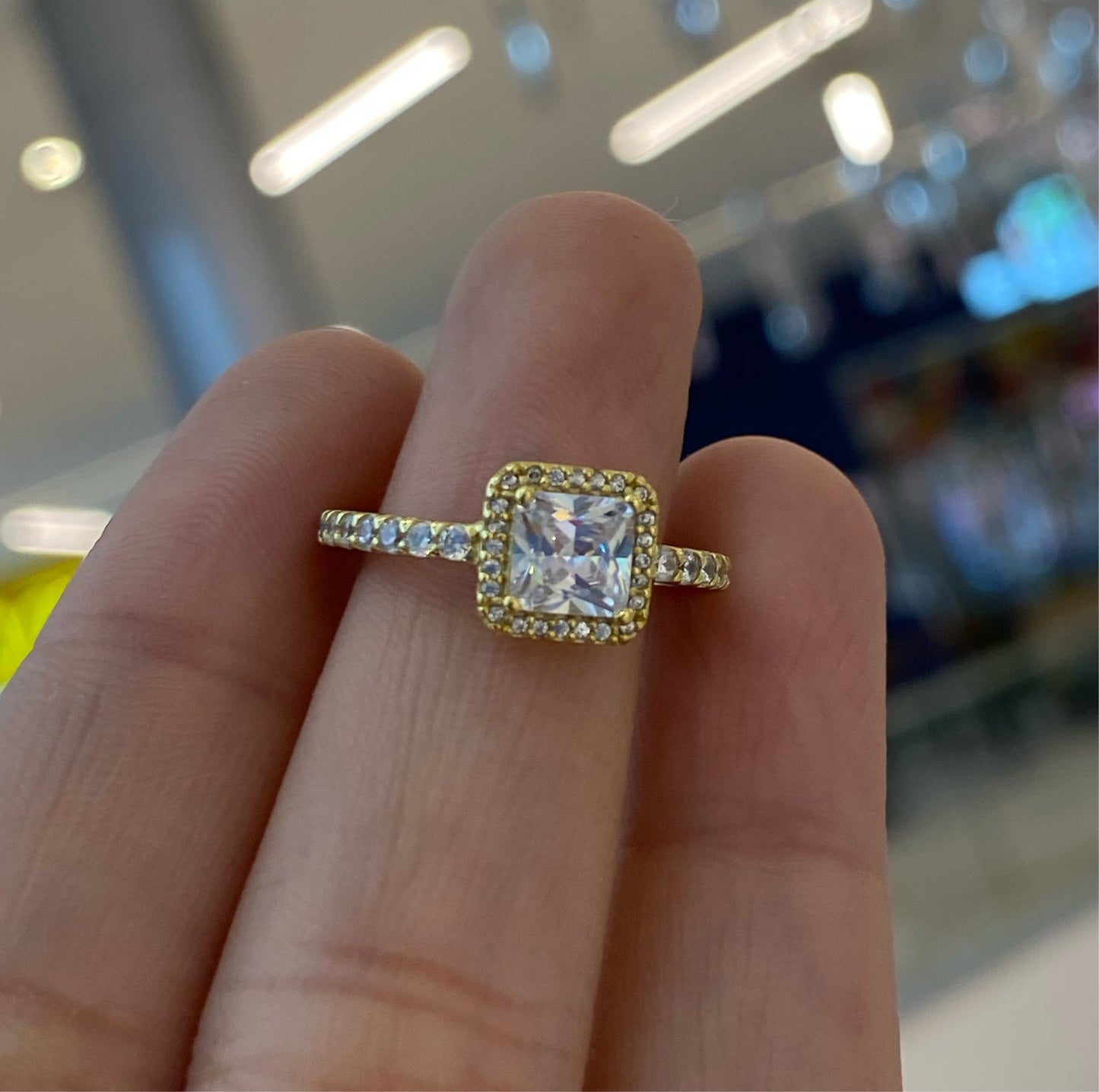 Anillo Halo Cuadrado Brillante Gold