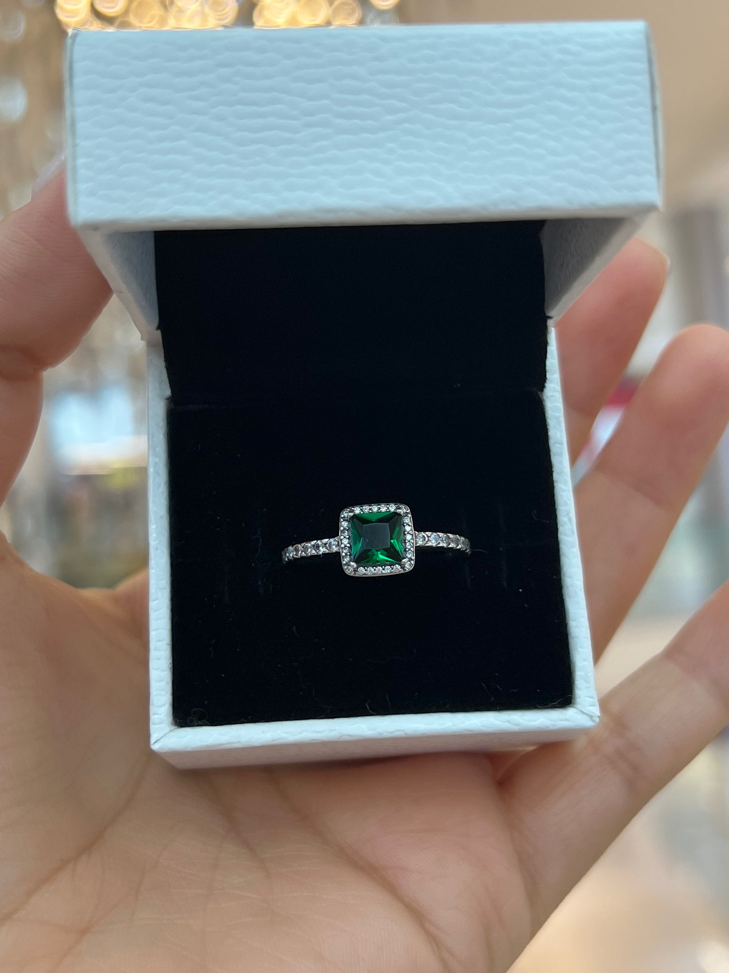 Anillo Halo Cuadrado Brillante Verde