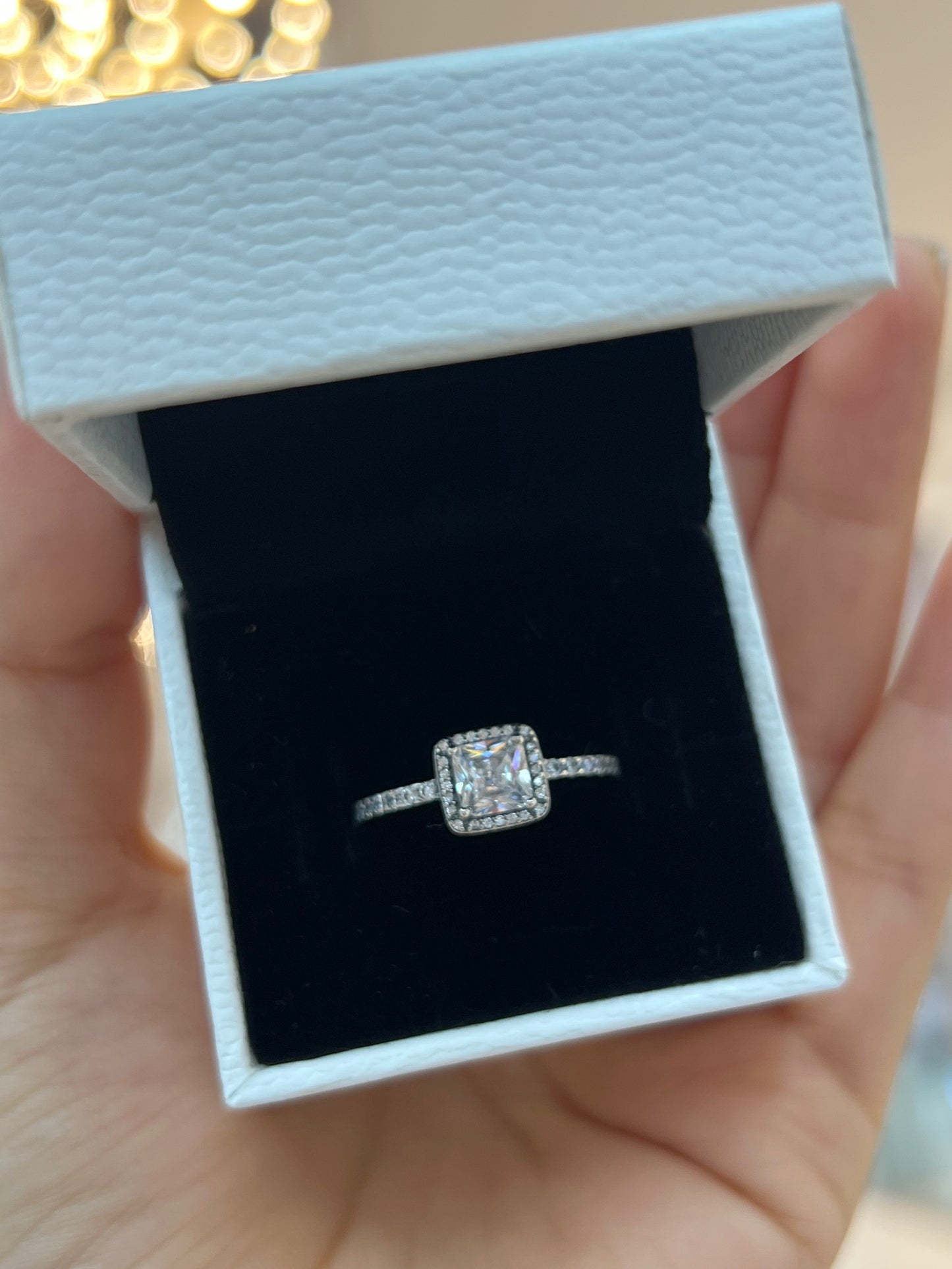Anillo Halo Brillante Cuadrado Plateado