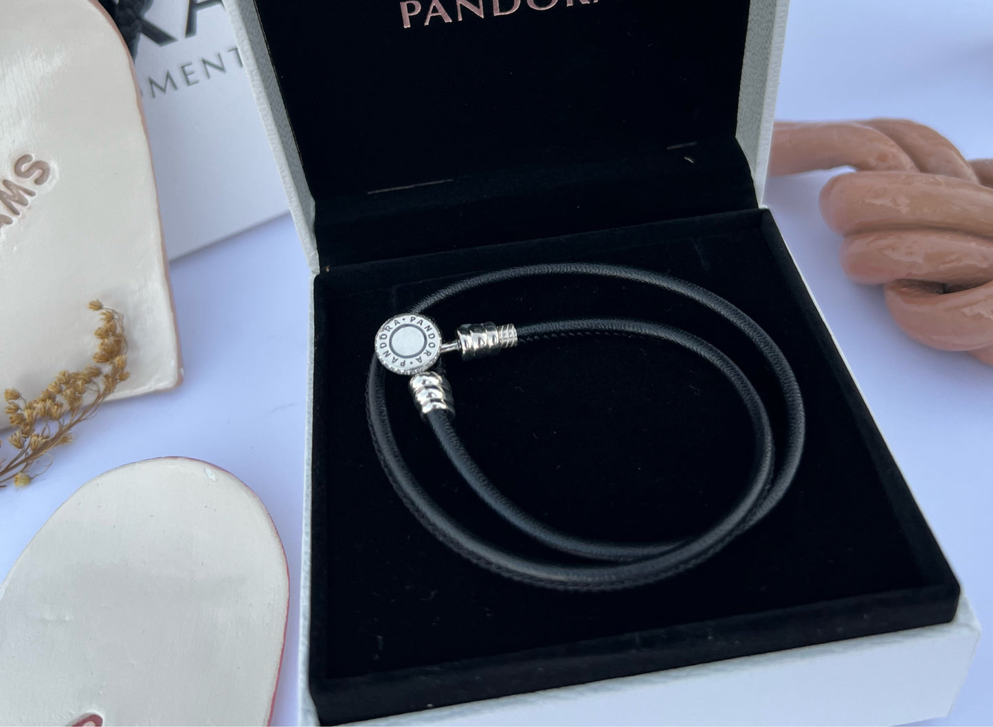 Brazalete Moments Cuero Negro