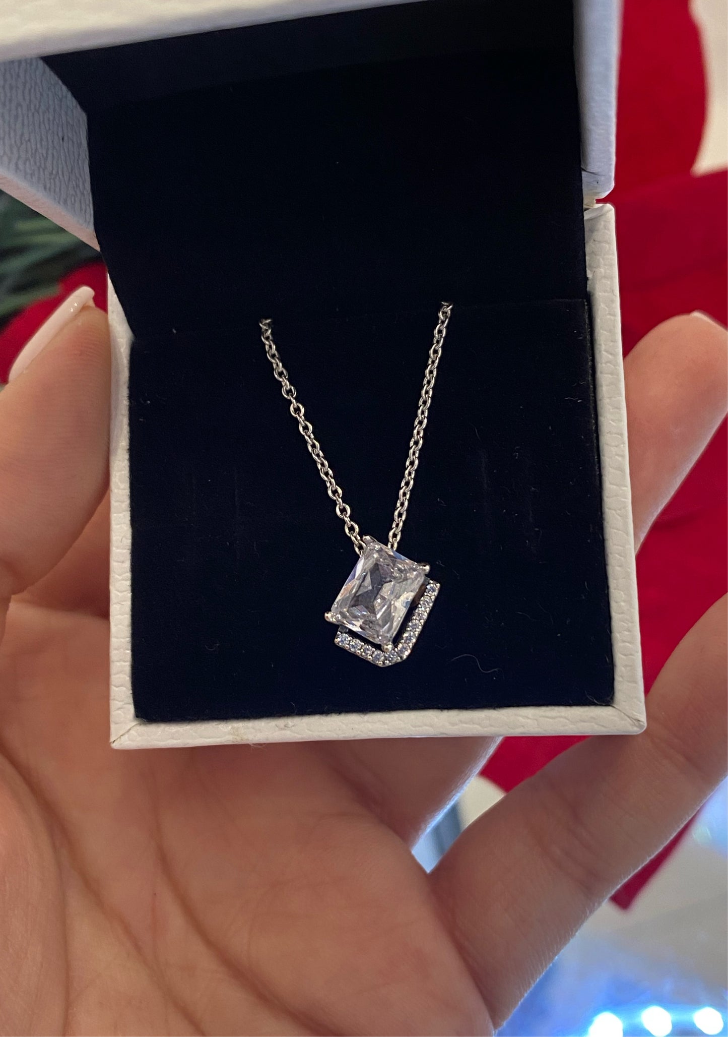 Collar Halo Rectangular Brillante