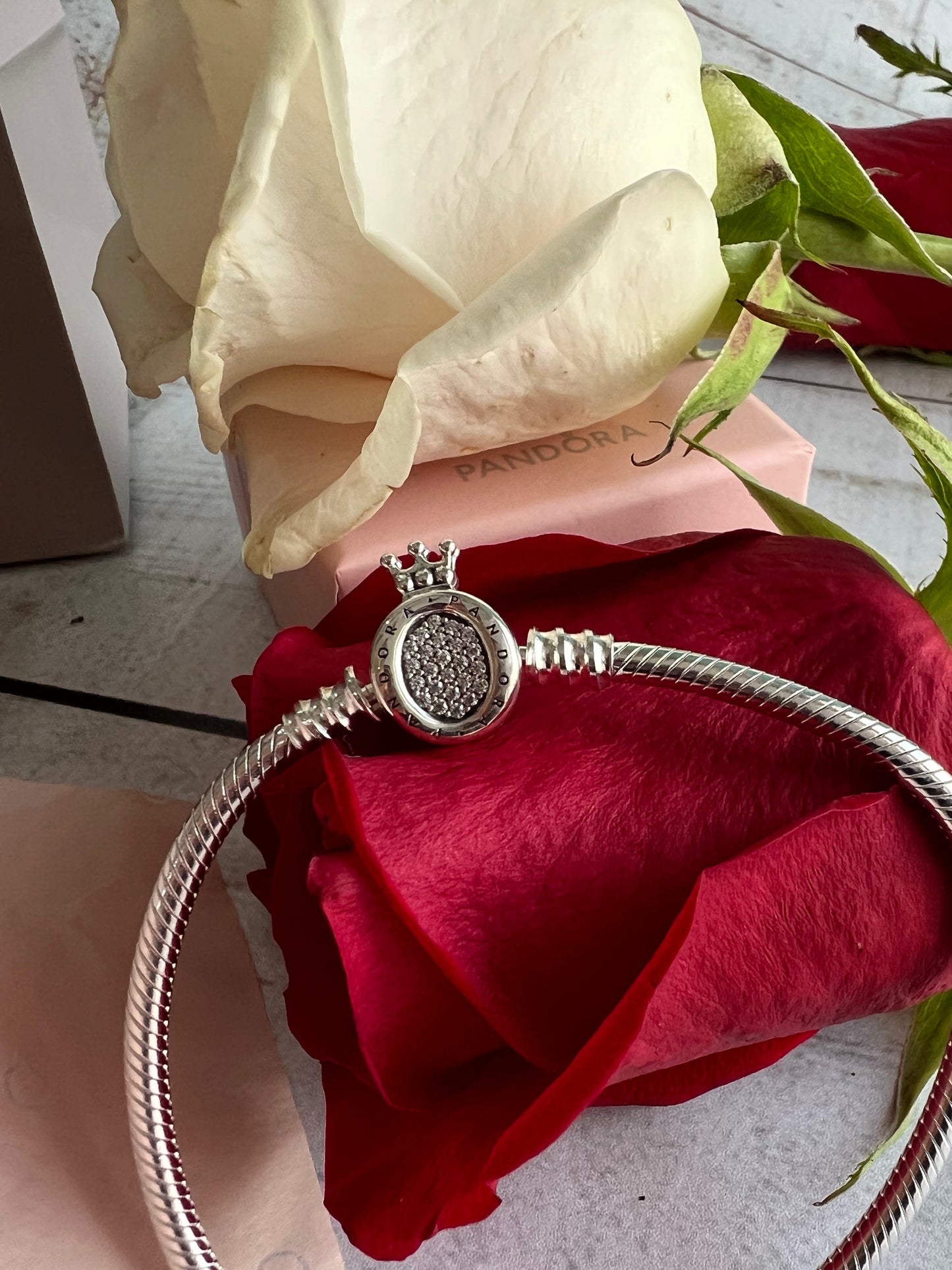 Brazalete Corona con Logo