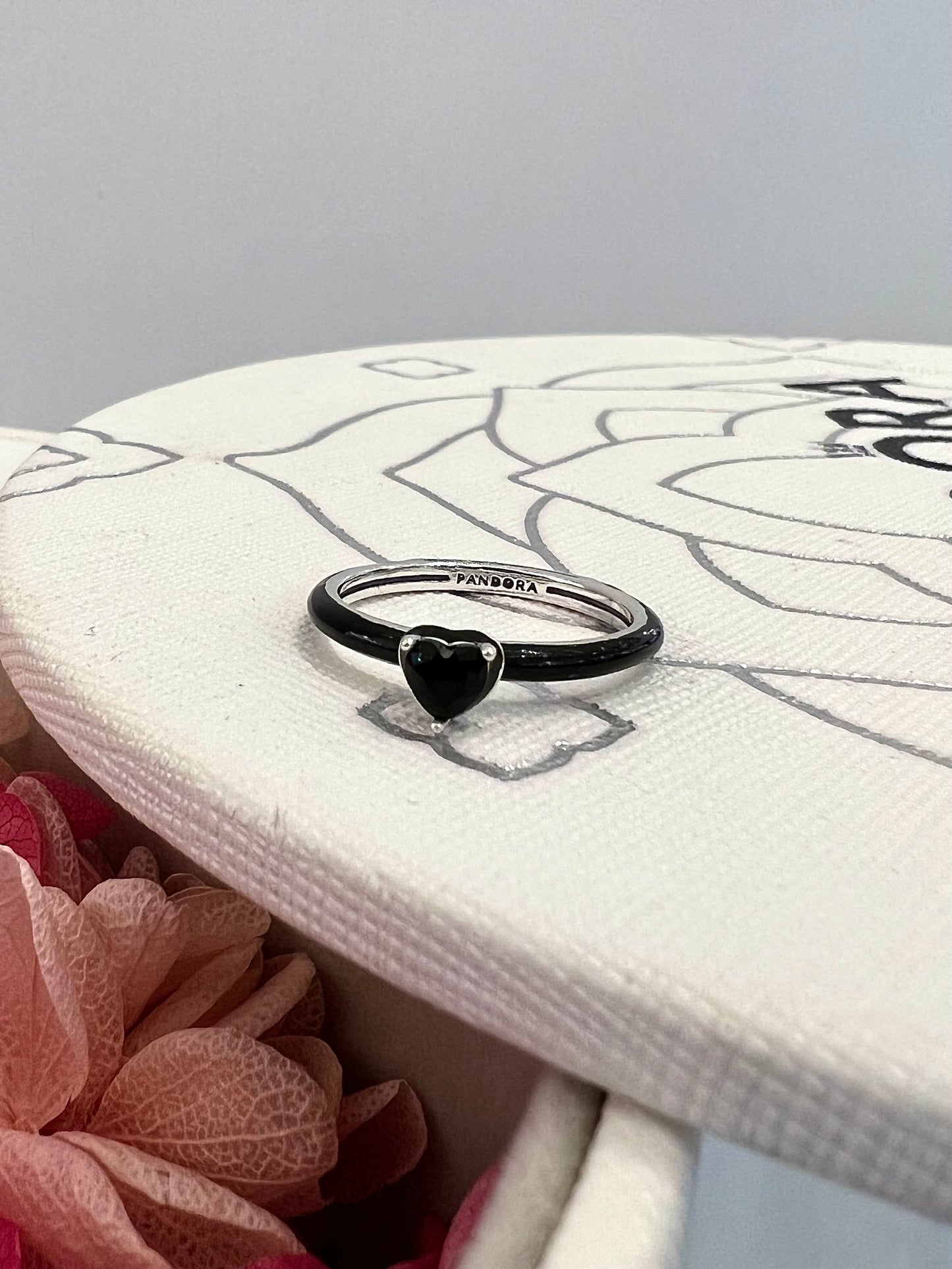 Anillo Corazón Chakra Negro - Pandora ME