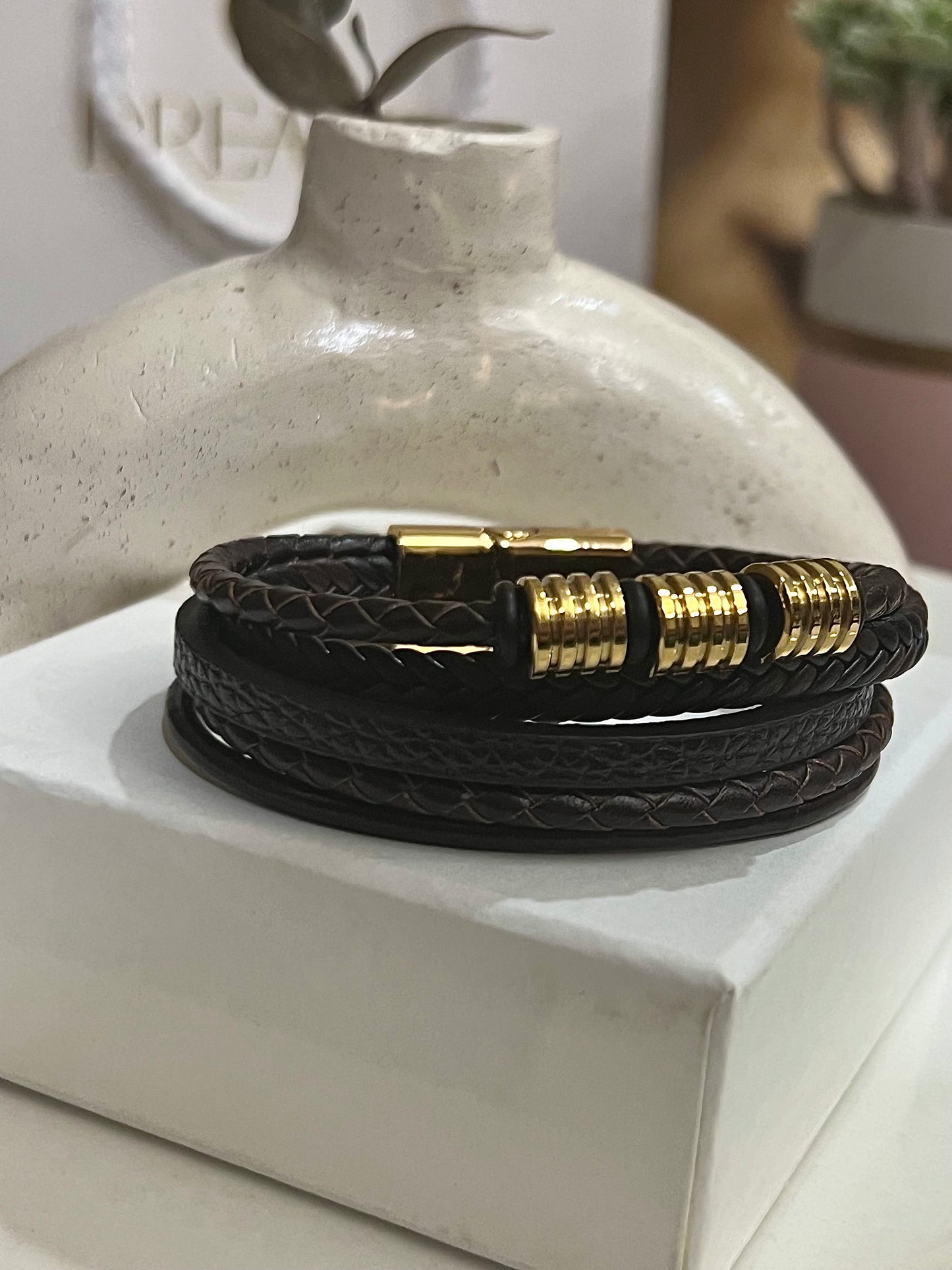 Brazalete Cuero Café & Gold - Broche Tipo Imán