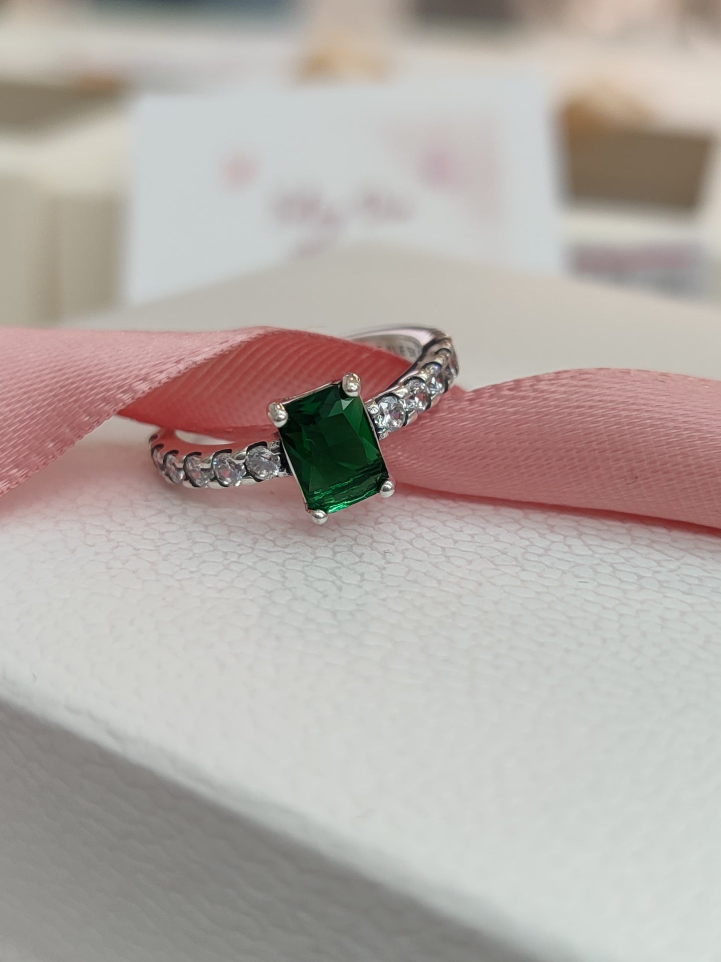 Anillo Halo Rectangular Verde Brillante