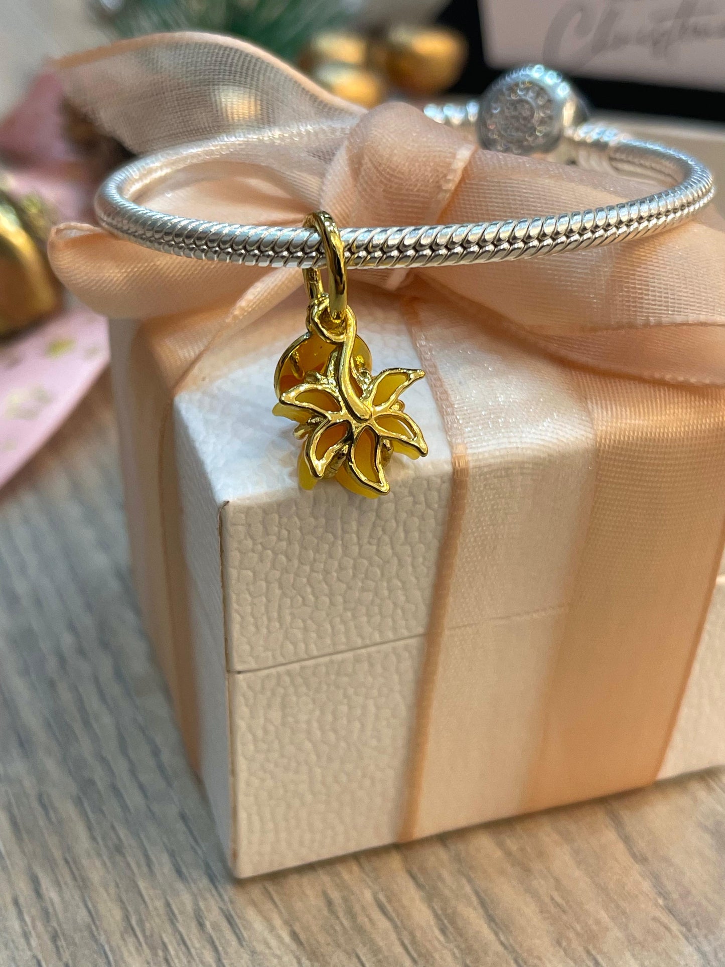 Charm Flor Mágica que Brilla en la Oscuridad - Enredados de Rapunzel