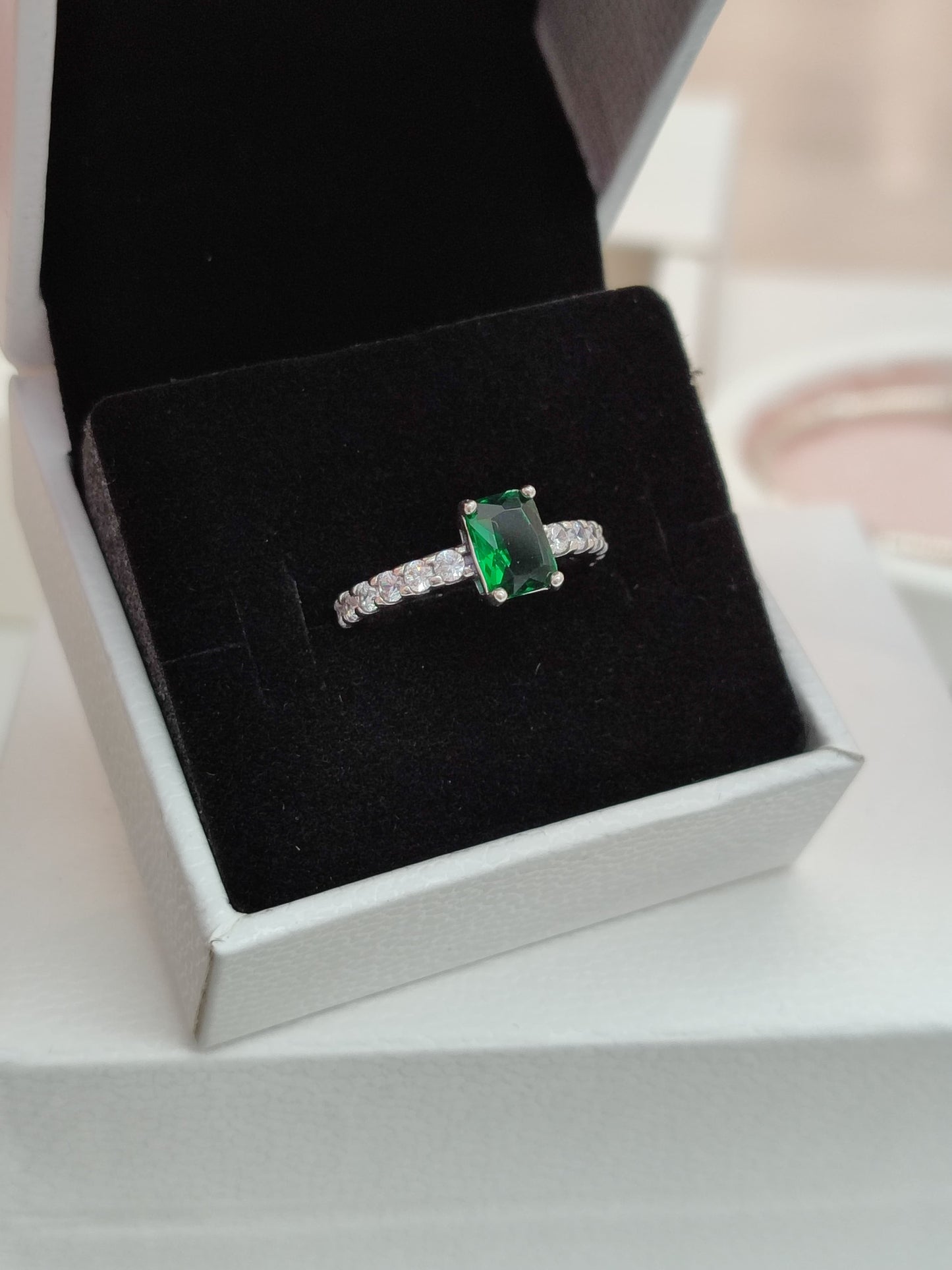 Anillo Halo Rectangular Verde Brillante