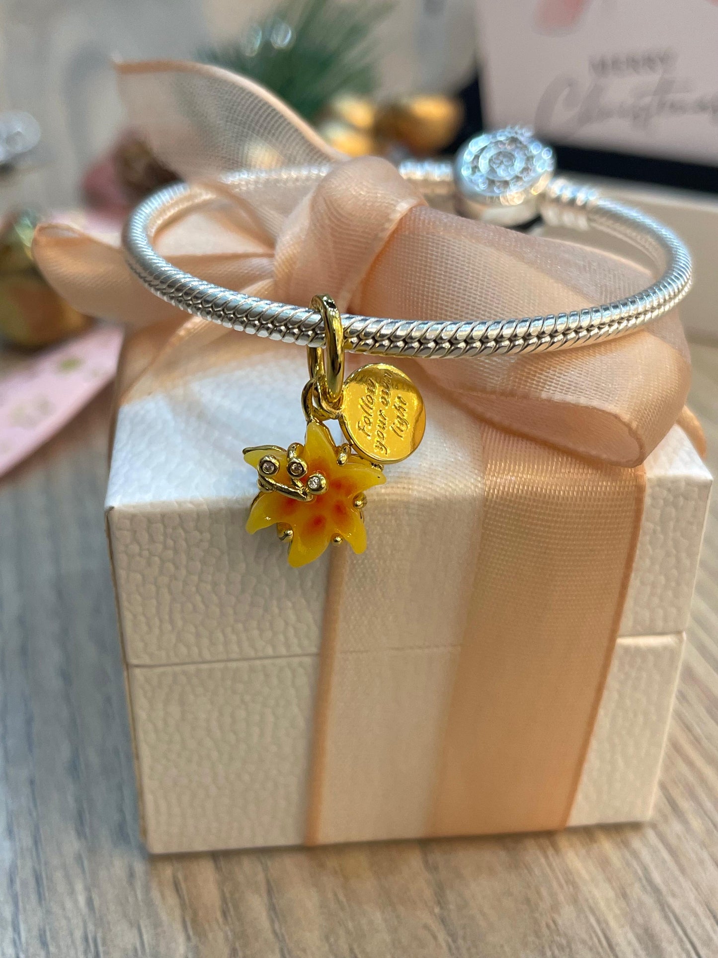 Charm Flor Mágica que Brilla en la Oscuridad - Enredados de Rapunzel
