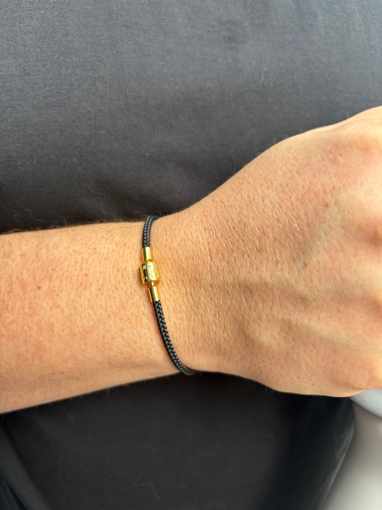 Brazalete Cuero Negro - Broche Tambor Gold