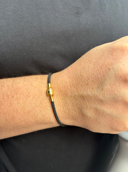 Brazalete Cuero Negro - Broche Tambor Gold