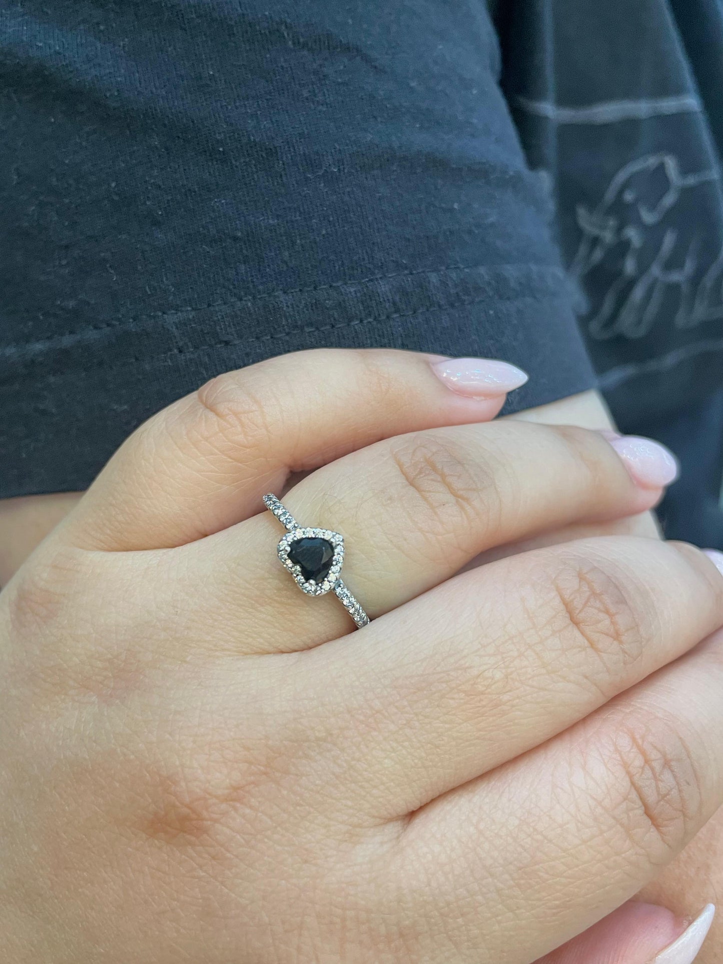 Anillo Corazón en Relieve Negro Elevado