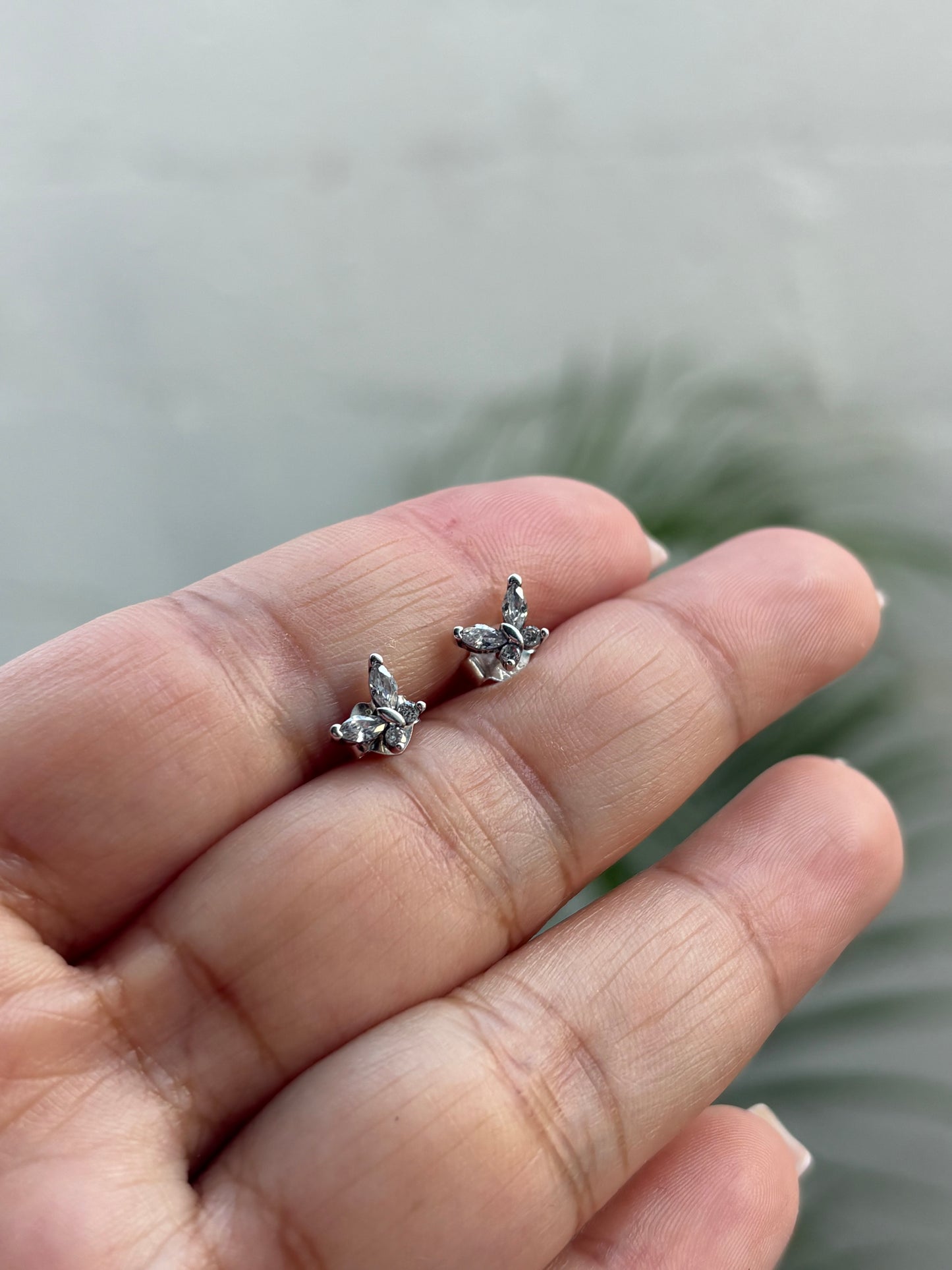 Aretes de Botón Mariposa Brillante