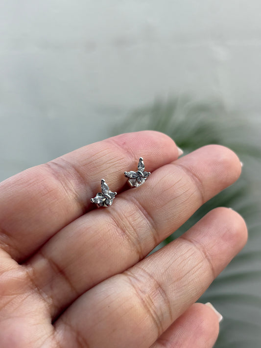 Aretes de Botón Mariposa Brillante