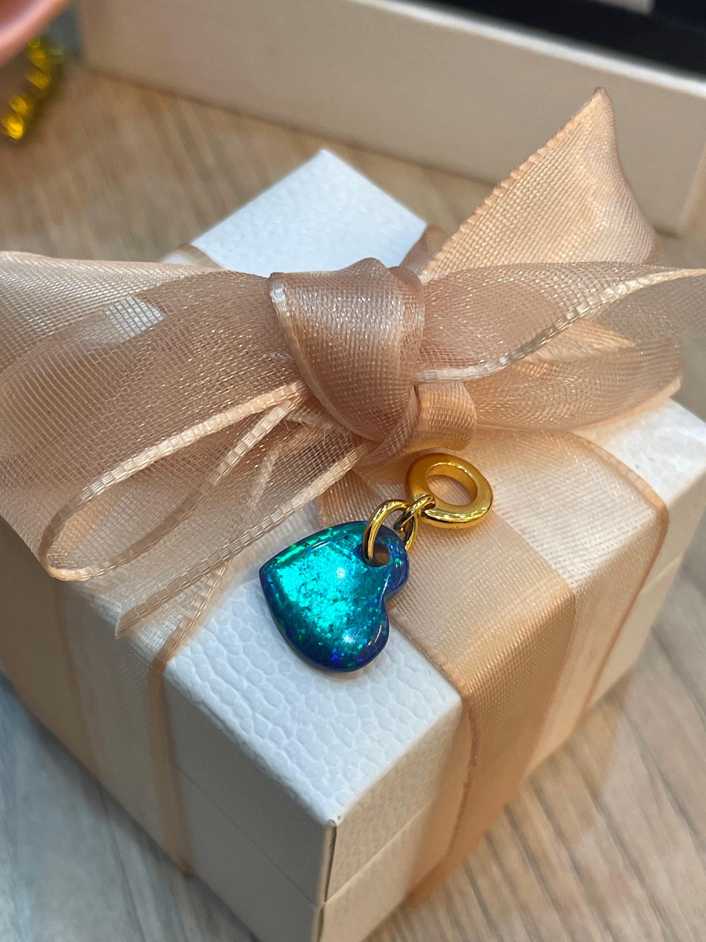 Charm Corazón Verde Opalescente