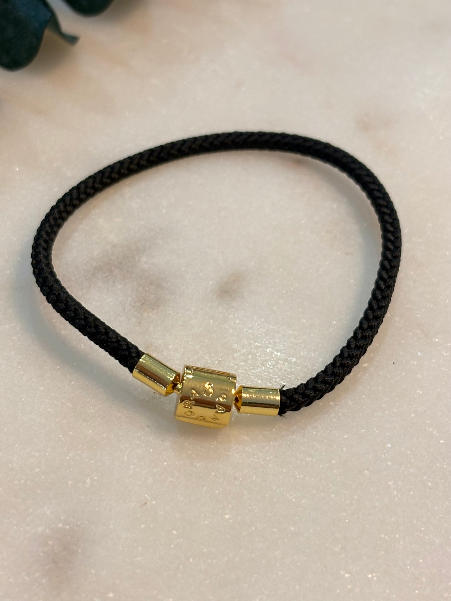 Brazalete Cuero Negro - Broche Tambor Gold