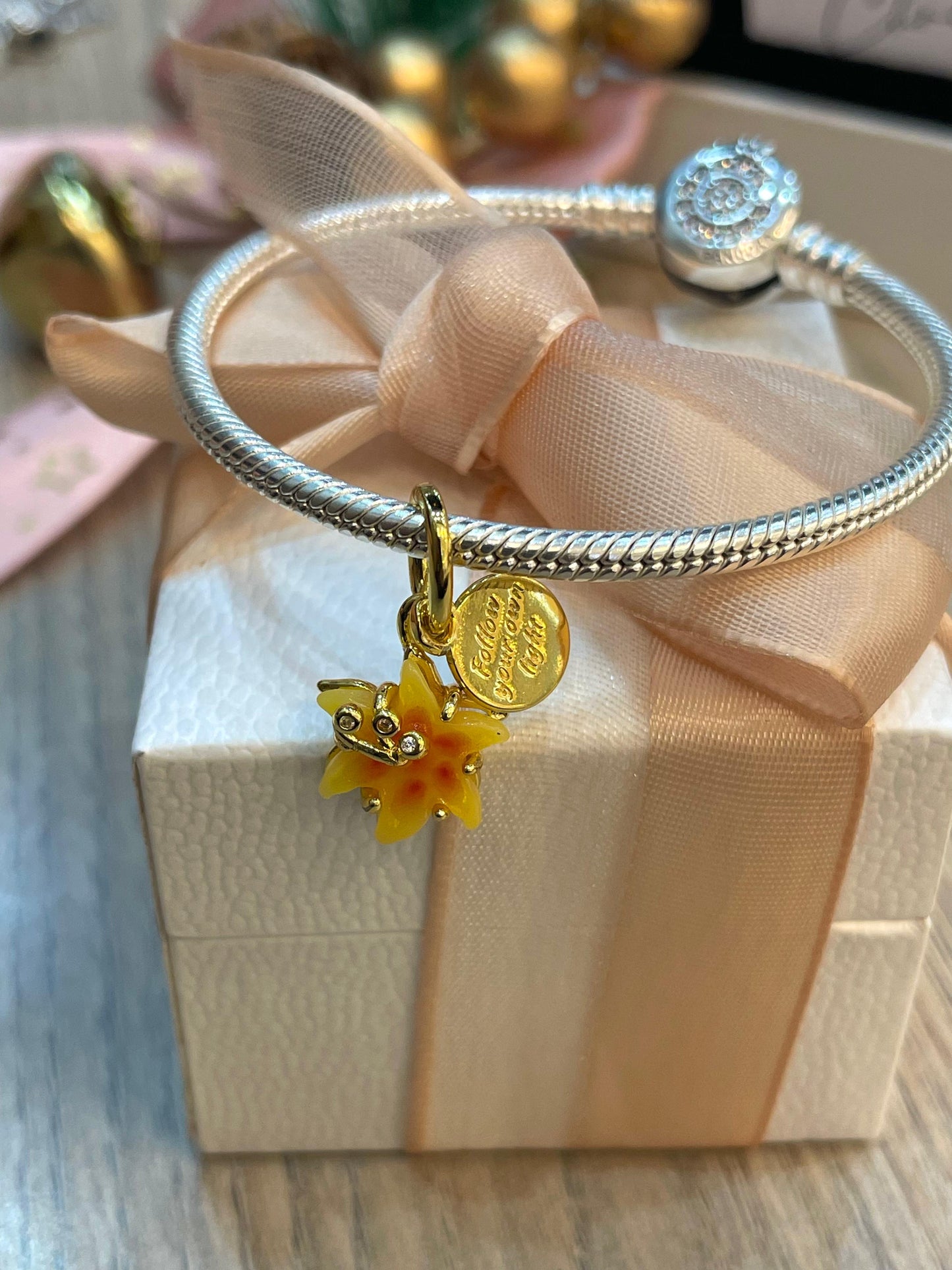 Charm Flor Mágica que Brilla en la Oscuridad - Enredados de Rapunzel