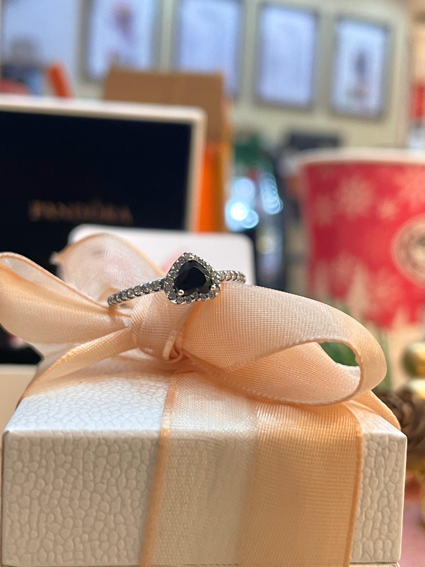 Anillo Corazón en Relieve Negro Elevado