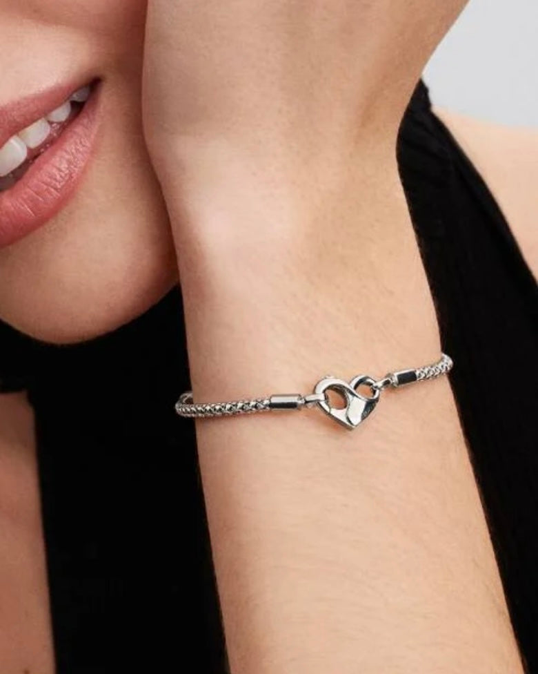 Brazalete Tachuelas y Corazón