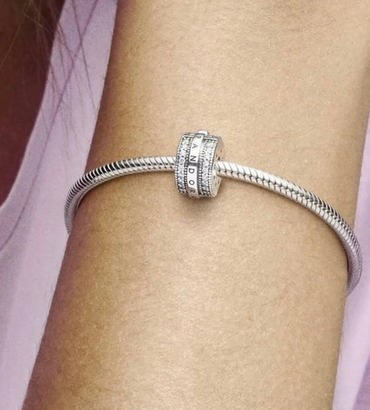 Charm Clip Logo y Pave