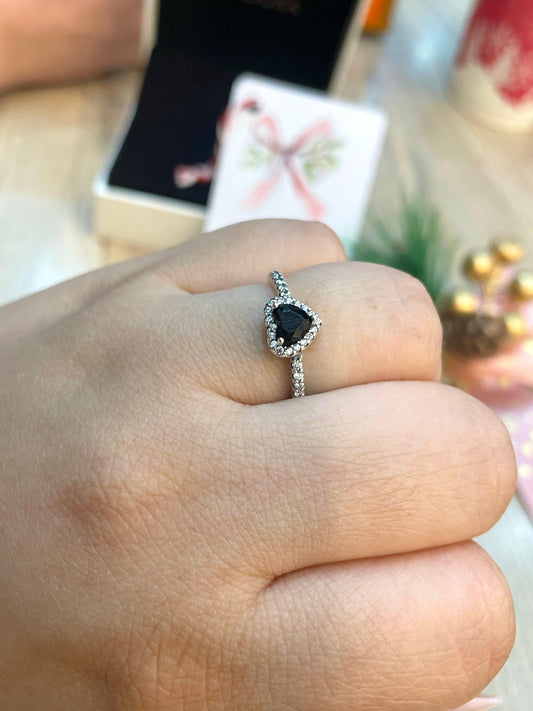 Anillo Corazón en Relieve Negro Elevado