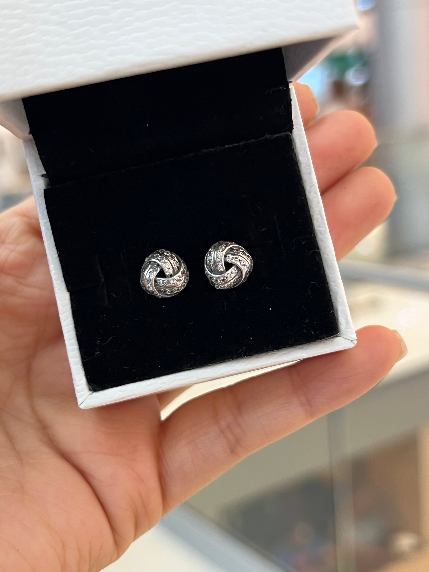 Aretes Nudo Brillante de Amor